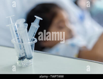 Pompe à seringue médicament guérir la maladie de la grippe aviaire pour enfants. L'utilisation de l'équipement de l'hôpital de mettre syring ispositifs médicament pour enfant. Banque D'Images