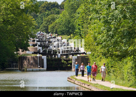 Les gens marchent le long du chemin de halage par le vol de Hatton 21 écluses sur le Canal Grand Union pendant une chaude journée d'été dans le Warwickshire. 22.06.2019. Banque D'Images