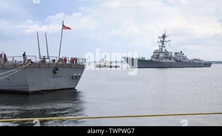 Quille, Deutschland. 21 Juin, 2019. 21.06.2019, à la fin de la manœuvre de l'OTAN et 2019 BALTOPS au début de la Kieler Woche, de nombreux navires arrivent à la base navale de Kiel, vendredi matin. Nous le destroyer américain 107 'gravement qui, aux côtés de l'exterminateur 71 "Ross", à la fois 'classe Arleigh Burke'. Utilisation dans le monde entier | Credit : dpa/Alamy Live News Banque D'Images