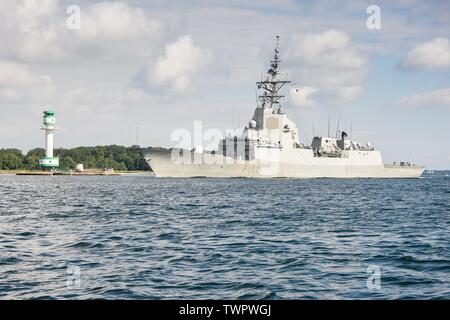 Quille, Deutschland. 21 Juin, 2019. 21.06.2019, à la fin de la manœuvre de l'OTAN et 2019 BALTOPS au début de la Kieler Woche, de nombreux navires arrivent à la base navale de Kiel, vendredi matin. La frégate espagnole F 102 "Almirante Juan de Borbón" de "l'Álvaro de Bazán' classe passe le Friedrichsorter phare. Utilisation dans le monde entier | Credit : dpa/Alamy Live News Banque D'Images