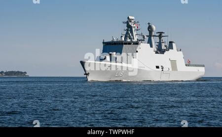 Quille, Deutschland. 21 Juin, 2019. 21.06.2019, à la fin de la manœuvre de l'OTAN et 2019 BALTOPS au début de la Kieler Woche, de nombreux navires arrivent à la base navale de Kiel, vendredi matin. Le navire de commandement et de soutien danois L '16" de "l'Absalon Absalon' classe, dans le Kiel Forde, vraquier haut phare. Utilisation dans le monde entier | Credit : dpa/Alamy Live News Banque D'Images