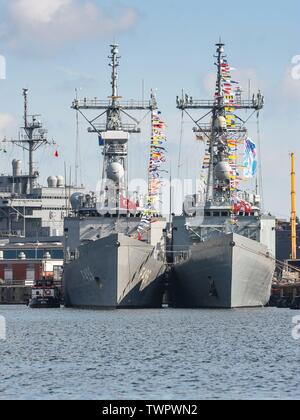 Quille, Deutschland. 21 Juin, 2019. 21.06.2019, à la fin de la manœuvre de l'OTAN et 2019 BALTOPS au début de la Kieler Woche, de nombreux navires arrivent à la base navale de Kiel, vendredi matin. Deux frégates de l'ex-classe Perry OH, maintenant F 496 'Gokova' (Turquie) et F 272 'General Kazimierz' Polaski (Pologne). Utilisation dans le monde entier | Credit : dpa/Alamy Live News Banque D'Images