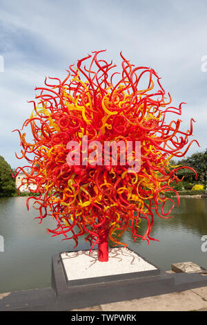 Soleil de l'été est une sculpture de verre artiste contemporaine USA Dale Chihuly, situé dans l'étang à Kew Gardens, Richmond, London, UK. Banque D'Images