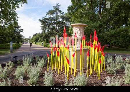 Les pinceaux est une sculpture de verre artiste contemporaine USA Dale Chihuly, situé à l'extrémité de la grande grande promenade dans les jardins de Kew, Richmond, Londres. Banque D'Images