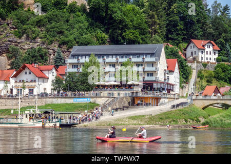 Kurort Rathen, Saxe Suisse rafting Saxe, Allemagne Banque D'Images