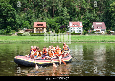 Les gens rafting Elbe, la Suisse Saxonne Rathen, Saxe, Allemagne Banque D'Images