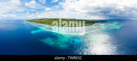 Vue aérienne plage tropical island reef mer des Caraïbes. L'Indonésie, l'archipel de Wakatobi, Tomia Island marine national park. Haut de la page voyage'destinati Banque D'Images