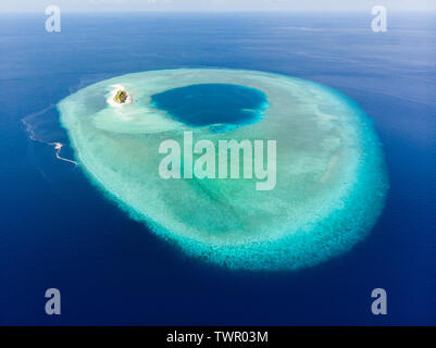 Atoll idyllique aérienne, scenic travel destination Maldives Polynésie Française. Lagon bleu turquoise et de récifs coralliens. Tourné dans le Parc National de Wakatobi, Indonésie Banque D'Images