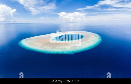 Atoll idyllique aérienne, scenic travel destination Maldives Polynésie Française. Lagon bleu turquoise et de récifs coralliens. Tourné dans le Parc National de Wakatobi, Indonésie Banque D'Images