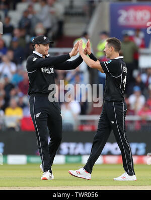 La Nouvelle-Zélande célèbre la prise de Trent Boult guichet de West Indies Shai espère avec Martin Guptill lors de l'ICC Cricket World Cup phase groupe match à Old Trafford, Manchester. Banque D'Images