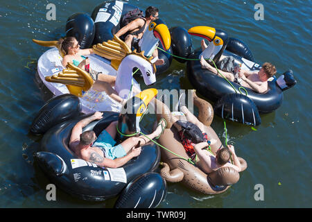 Iford, Dorset, UK. 22 juin 2019. Un temps magnifique, ensoleillé et chaud, toujours pour Dorset Canot Journée avec des centaines de jeux gonflables, des dériveurs, artisanat, conseils formant une flottille, de mettre les voiles de l'IFORD pont rivière Stour de Tuckton bridge. L'événement a commencé en 2014 comme un petit peu de plaisir, mais est maintenant devenu un événement annuel recueillant des fonds pour des organismes de bienfaisance et fonceur plus grand chaque année. Les amis s'amusant sur unicorn gonflable, gonflable inflatable toucan toucans gonflables et sloth. Credit : Carolyn Jenkins/Alamy Live News Banque D'Images