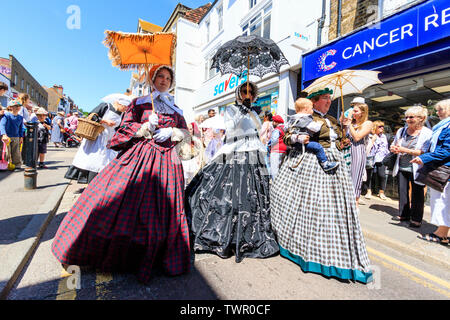 Festival annuel de Broadstairs Dickens. La parade principale le long de la rue principale, haute, avec des gens habillés en costume victorien Dickens comme caractères. Banque D'Images