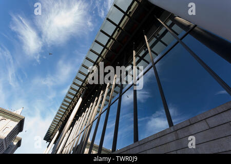 Ciel bleu reflété dans la façade en verre de l'Hôtel de ville de Seattle le 12 juin 2019. Banque D'Images