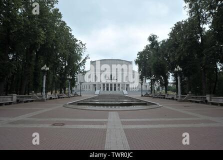 Minsk. Le Bélarus. 22 juin 2019. Une vue générale de la Grand Opera and Ballet Theatre de la République du Bélarus est situé dans un parc au Trinity Hill district de Minsk. Banque D'Images