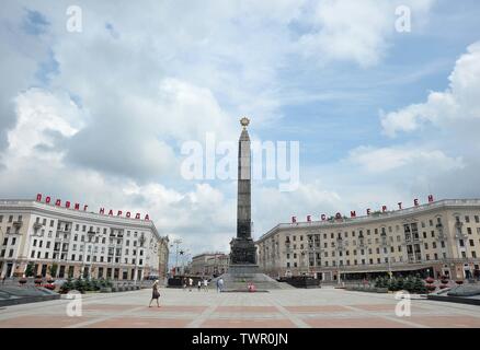 Minsk. Le Bélarus. 22 juin 2019. Une vue générale de la place de la victoire dans le centre de la ville de Minsk situé au croisement de l'Avenue de l'indépendance et l'Zakharau Street. La place est un monument à ceux qui sont tombés dans la Grande Guerre patriotique (Seconde guerre mondiale). Banque D'Images