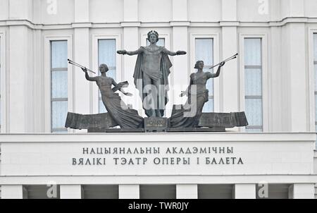 Minsk. Le Bélarus. 22 juin 2019. Une vue générale de la statue au-dessus de l'entrée principale de la Grand Opera and Ballet Theatre de la République du Bélarus est situé dans un parc au Trinity Hill district de Minsk. Banque D'Images