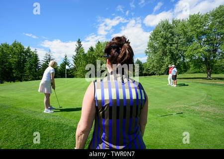 La mise sur un quatuor de golf vert. Banque D'Images