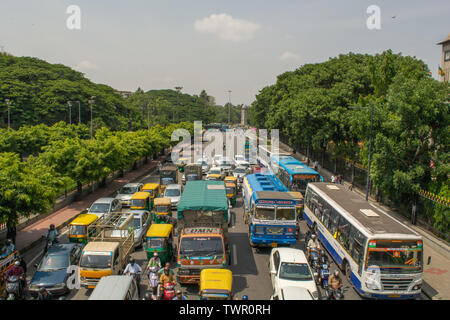 Bangalore, Karnataka, India-June 04 2019 : Vue aérienne de cinq voies d'attente près de véhicules routiers avec bureau, Karnataka Bangalore BBMP Banque D'Images