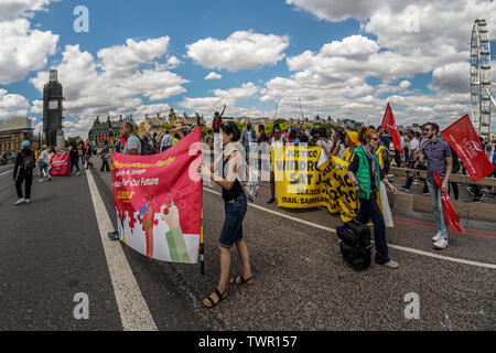 Londres, Royaume-Uni. 22 juin 2019. Après la suppression d'une bannière de Westminster Bridge dans le cadre de la journée d'Action Nationale Windrush prenant place dans 7 villes britanniques appelant à la justice et la réparation intégrale des victimes du Windrush scandale, leurs familles sur plusieurs générations et d'autres collectivités visées par l'environnement hostile pour la détention et l'expulsion, les manifestants ont déferlé sur la route pour bloquer le pont pour un dernier rallye. Peter Marshall/Alamy Live News Crédit : Peter Marshall/Alamy Live News Banque D'Images