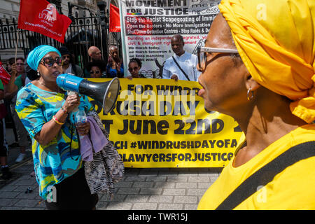 Londres, Royaume-Uni. 22 juin 2019. Une femme de la NEU parle à l'extérieur de Downing St comme 7 villes britanniques prennent part à la journée d'Action Nationale Windrush appelant à la justice et la réparation intégrale des victimes du Windrush scandale, leurs familles sur plusieurs générations et d'autres collectivités visées par l'environnement hostile pour la détention et l'expulsion. Après un rassemblement à Downing St ils ont marché sur le pont de Westminster d'abaisser plus de bannières, puis bloquer la route pour certains discours final. Peter Marshall/Alamy Live News Crédit : Peter Marshall/Alamy Live News Banque D'Images