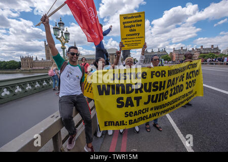 Londres, Royaume-Uni. 22 juin 2019. Après la suppression d'une bannière de Westminster Bridge dans le cadre de la journée d'Action Nationale Windrush prenant place dans 7 villes britanniques appelant à la justice et la réparation intégrale des victimes du Windrush scandale, leurs familles sur plusieurs générations et d'autres collectivités visées par l'environnement hostile pour la détention et l'expulsion, les manifestants ont déferlé sur la route pour bloquer le pont pour un dernier rallye. Peter Marshall/Alamy Live News Crédit : Peter Marshall/Alamy Live News Banque D'Images