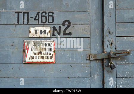 Vieux panneaux d'avertissement de sécurité électrique sur une installation militaire de l'ex-URSS. Inscription - haute tension est la vie en danger Banque D'Images