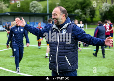 BALA, Royaume-Uni. Le 19 mai 2019. FC manager de Cardiff a rencontré Christian Edwards après son côté battre Bala Town FC dans leur Europa League play-off. Banque D'Images