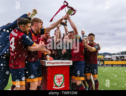 BALA, Royaume-Uni. Le 19 mai 2019. Cardiff a rencontré le FC célébrer après avoir battu Bala Town FC sur les sanctions dans leurs Europa League play-off à Maes Tegid. Banque D'Images