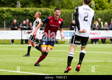 BALA, Royaume-Uni. Le 19 mai 2019. Eliot Evans de Cardiff a rencontré le FC célèbre après avoir marqué contre la ville de Bala dans le FC Europa League play-off. Banque D'Images