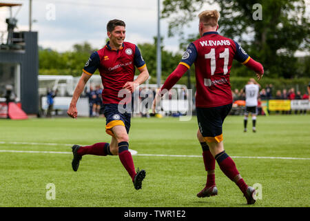 BALA, Royaume-Uni. Le 19 mai 2019. Eliot Evans de Cardiff a rencontré le FC célèbre après avoir marqué contre la ville de Bala dans le FC Europa League play-off. Banque D'Images