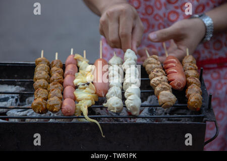 Faire griller les boulettes de viande et les calmars avec stick de la célèbre rue de la nourriture de la Thaïlande. Banque D'Images