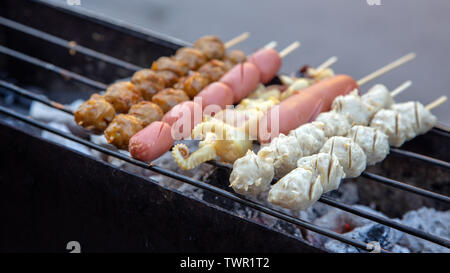 Faire griller les boulettes de viande et les calmars avec stick de la célèbre rue de la nourriture de la Thaïlande. Banque D'Images