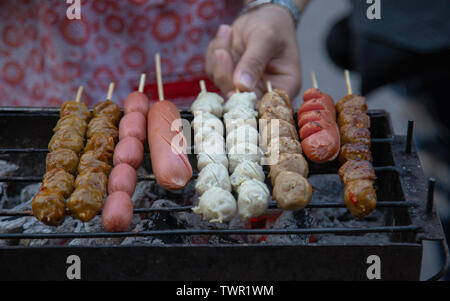 Faire griller de la viande avec des boules de coller l'alimentation de rue célèbre de la Thaïlande. Banque D'Images