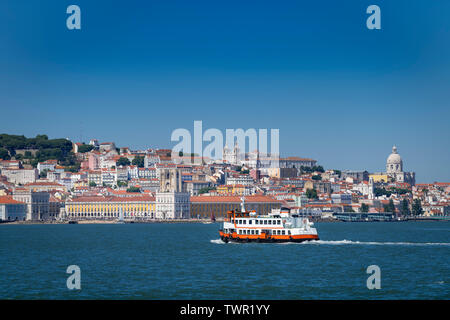 Un ferry traditionnel (Cacilheiro) traversant le Tage avec l'horizon de Lisbonne sur l'arrière-plan. Banque D'Images
