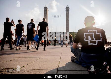 Berlin, Allemagne. 22 Juin, 2019. Un visiteur se trouve en face de l'Olympiastadion avant le début du concert du groupe Rammstein. Le groupe de Berlin sera effectuer dans le stade olympique dans le cadre de leur visite du stade d'Europe. Credit : Christoph Soeder/dpa/Alamy Live News Banque D'Images