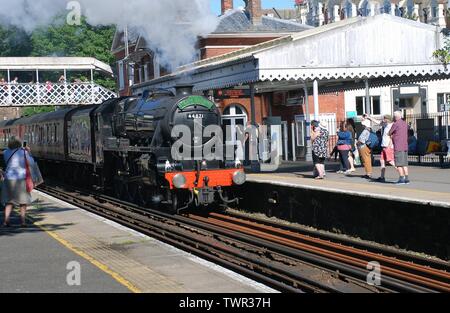 London Midland et Scottish Railway locomotive Classe 5, 44871, tire un train touristique par St. Leonards Warrior Square Station le 22 juin 2019. Banque D'Images