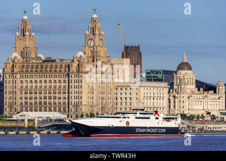 Île de Man Ro Ro ferry Manannan le catamaran dans la rivière Mersey à Liverpool pierhead. Le Royal Liver Building. Banque D'Images