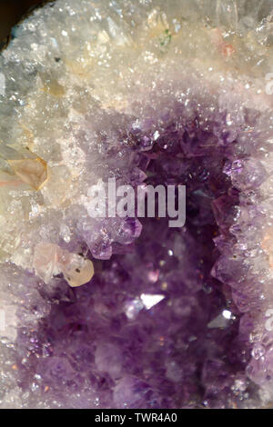 Résumé L'améthyste violet quartz, améthyste geode cristal naturel un plan macro fond violet avec effet bokeh Banque D'Images
