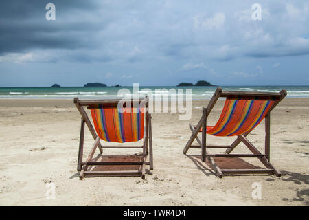 Transats colorés à klong Prao Beach en Thaïlande. Banque D'Images