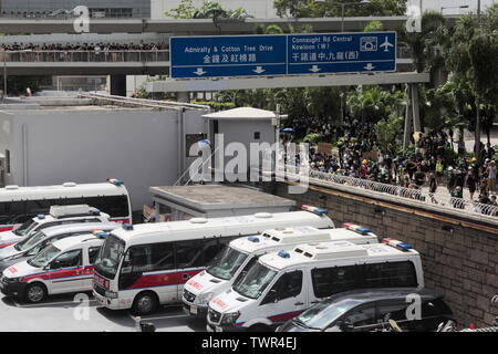 Un agent de police observe la situation alors qu'un groupe de manifestants a commencé d'assiéger le quartier général de la Police.au cours de la manifestation de protestation contre le projet de loi d'extradition a continué à Hong Kong comme ils ont exigé des excuses de la police après leur utilisation excessive de la force contre les manifestants. Les manifestants ont également exigé Carrie Lam et le gouvernement de la RAS à abandonner les poursuites des manifestants arrêtés ainsi que de rappeler les 'riot'. Banque D'Images