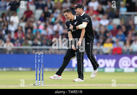 La Nouvelle-Zélande célèbre la prise de Trent Boult guichet de Antilles Affaire Pooran Nicholas avec Colin Munro au cours de l'ICC Cricket World Cup phase groupe match à Old Trafford, Manchester. Banque D'Images