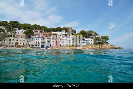 Côte de beau village méditerranéen sur la Costa Brava en Espagne, vue depuis la surface de l'eau, Sa Tuna, Begur, Catalogne Banque D'Images