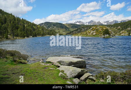 France Lac de montagne avec le massif du Carlit en arrière-plan, Pyrénées-Orientales, Estany de la Pradella, parc naturel des Pyrénées Catalanes Banque D'Images