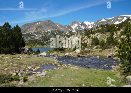 France Pyrénées-orientales paysage de montagne, ruisseau et lac du massif du Carlit Comassa avec en arrière-plan, parc naturel des Pyrénées Catalanes Banque D'Images