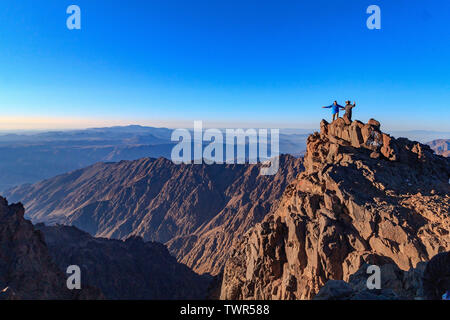 Montagnes de l'ATLAS, AU MAROC. 30Th Aug 2017. Un voyage à travers les montagnes de l'Atlas jusqu'au point le plus élevé de l'Afrique du Nord et le monde arabe, Jebel Toubk Banque D'Images