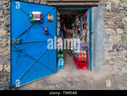 Montagnes de l'ATLAS, AU MAROC. 30Th Aug 2017. Un voyage à travers les montagnes de l'Atlas jusqu'au point le plus élevé de l'Afrique du Nord et le monde arabe, Jebel Toubk Banque D'Images