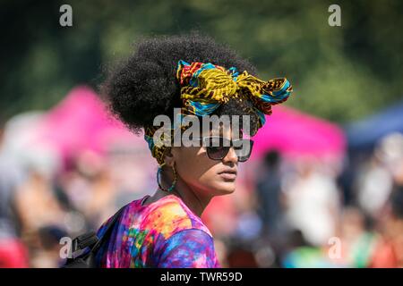 Liverpool, Merseyside, Royaume-Uni. 22 juin 2019. Africa Oye Festival de musique. Les amateurs de musique à l'Afrique fantastique Oyé Festival à Liverpool Sefton Park. Le plus grand de célébration de la musique africaine et de la culture, a lieu chaque année à Liverpool. À partir de 1992 comme une série de petits concerts dans le centre-ville, l'événement n'a cessé de se renforcer, déménagement à sa présente Sefton Park home en 2002 pour faire face à la demande. Credit : Cernan Elias/Alamy Live News Banque D'Images