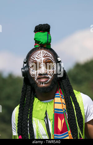 Liverpool, Merseyside, Royaume-Uni. 22 juin 2019. Africa Oye Festival de musique. Les amateurs de musique à l'Afrique fantastique Oyé Festival à Liverpool Sefton Park. Le plus grand de célébration de la musique africaine et de la culture, a lieu chaque année à Liverpool. À partir de 1992 comme une série de petits concerts dans le centre-ville, l'événement n'a cessé de se renforcer, déménagement à sa présente Sefton Park home en 2002 pour faire face à la demande. Credit : Cernan Elias/Alamy Live News Banque D'Images