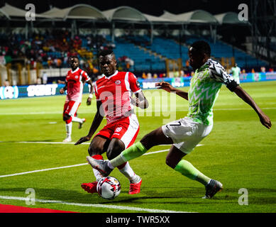 Alexandrie, Egypte. 22 juin 2019 : David Nshimirimana du Burundi s'attaquer Ahmed Musa du Nigéria au cours de la coupe d'Afrique des Nations match entre le Nigeria et le Burundi à Alexandria le Stadium à Alexandia, l'Égypte. Ulrik Pedersen/CSM. Banque D'Images