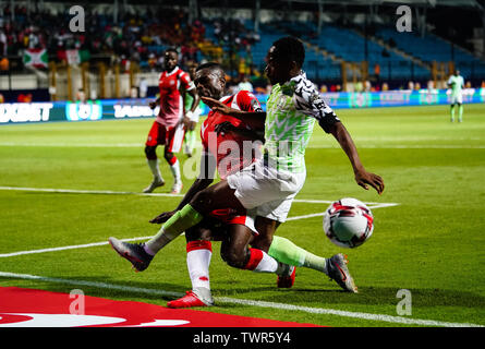 Alexandrie, Egypte. 22 juin 2019 : David Nshimirimana du Burundi s'attaquer Ahmed Musa du Nigéria au cours de la coupe d'Afrique des Nations match entre le Nigeria et le Burundi à Alexandria le Stadium à Alexandia, l'Égypte. Ulrik Pedersen/CSM. Banque D'Images